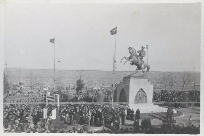 Ein Foto, das während der Bauarbeiten am Sockel des Denkmals 1931 aufgenommen wurde.