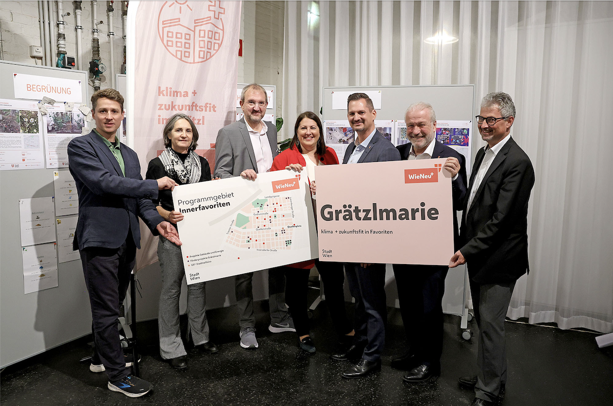 Belediye Başkan Yardımcısı ve Kadın Sorunları ve Konuttan Sorumlu Belediye Meclis Üyesi Kathrin Gaál, "WieNeu+ ve Grätzlmarie'nin bir parçası olarak çok sayıda mahalle sakini Innerfavoriten'in iklime ve geleceğe uygun hale getirilmesine katkıda bulundu!" dedi. Soldan itibaren: WieNeu+ proje yöneticisi Stephan Hartmann, GB*'den Andrea Breitfuss, "Teknik Kentsel Yenileme" departmanı başkanı Otto Eckl (MA 25), Belediye Başkan Yardımcısı ve Kadın ve Konut Meclis Üyesi Kathrin Gaál, Bölge Başkanı Marcus Franz, Bölge Başkan Yardımcısı Gerhard Blöschl ve "Teknik Kentsel Yenileme" departmanı başkan yardımcısı Arthur Mannsbarth. (c) PID